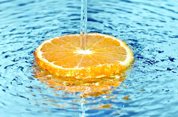 Naranja en agua salpicada —  Fotos de Stock
