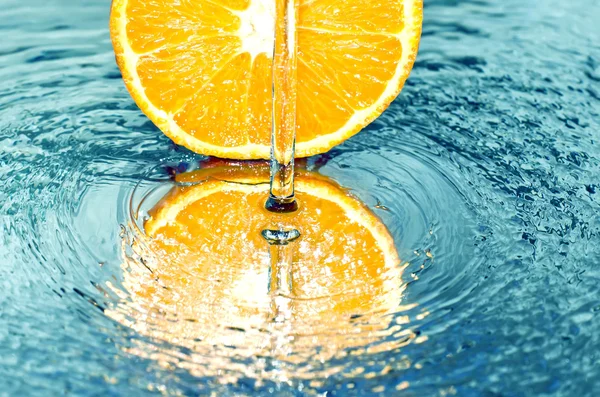 Orange dans l'eau éclaboussure — Photo