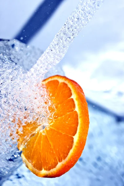 Orange w plusk wody — Zdjęcie stockowe