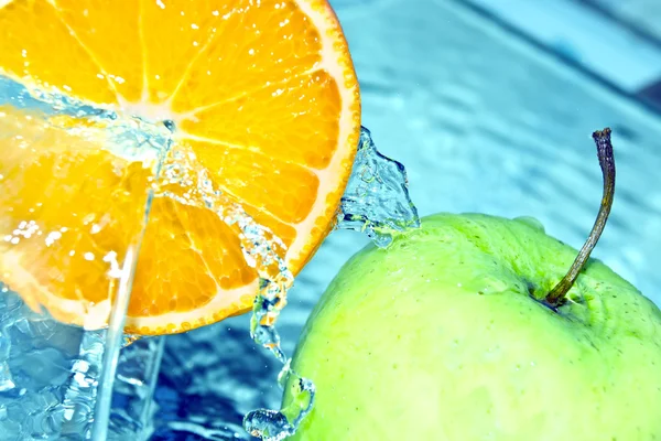 Naranja en agua salpicada — Foto de Stock