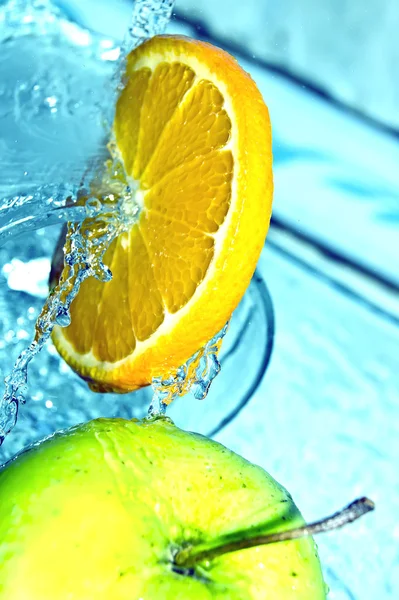 Arancione e mela in spruzzi d'acqua — Foto Stock