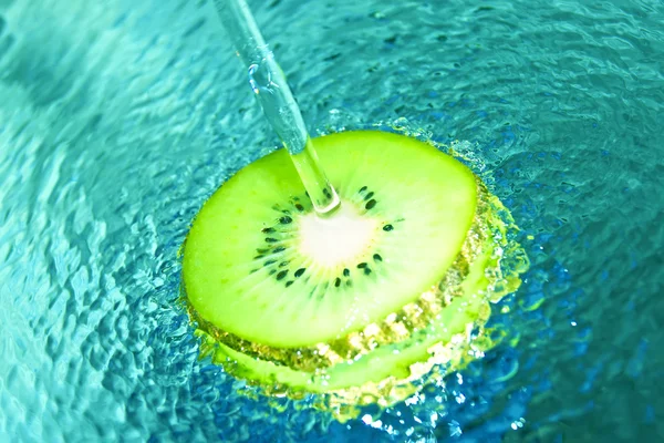 Kiwi im Wasserspritzer — Stockfoto