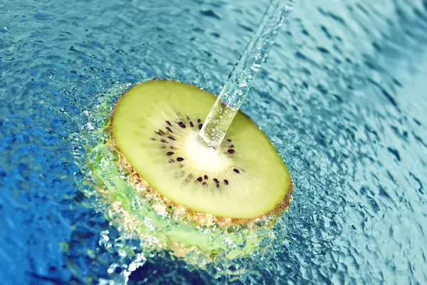 Kiwi en agua salpicada — Foto de Stock