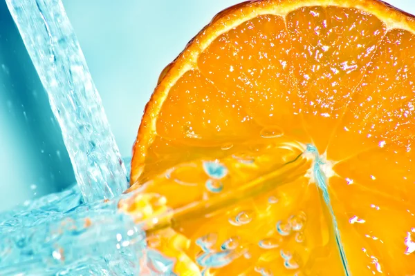 Naranja en agua salpicada — Foto de Stock