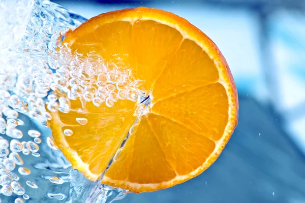 水のしぶきのオレンジ — ストック写真