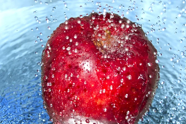 Manzana en agua salpicada —  Fotos de Stock
