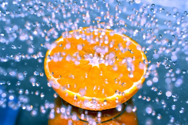 Orange im Wasserspritzer — Stockfoto