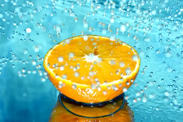 Orange i vattenstänk — Stockfoto