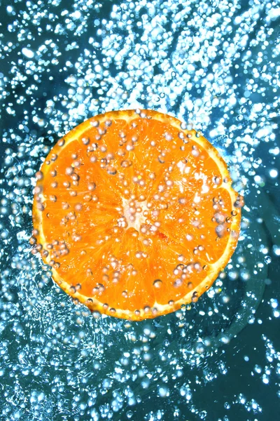 在水滴中橙色 — 图库照片