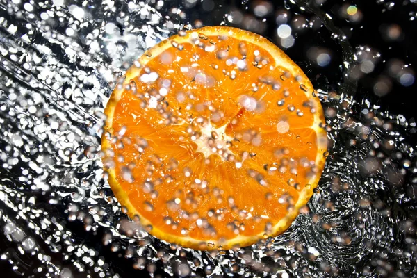Naranja en gotas de agua — Foto de Stock