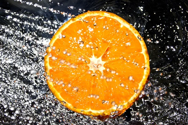 Orange in Wassertropfen — Stockfoto