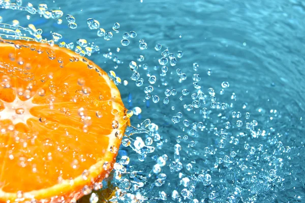 Arancione in spruzzi d'acqua — Foto Stock
