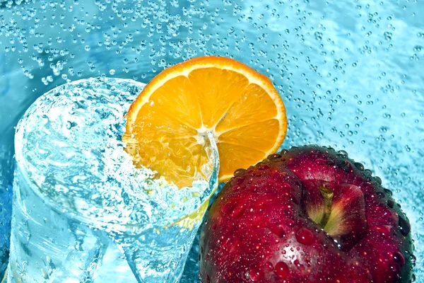 Äpple och apelsin i vatten droppar — Stockfoto
