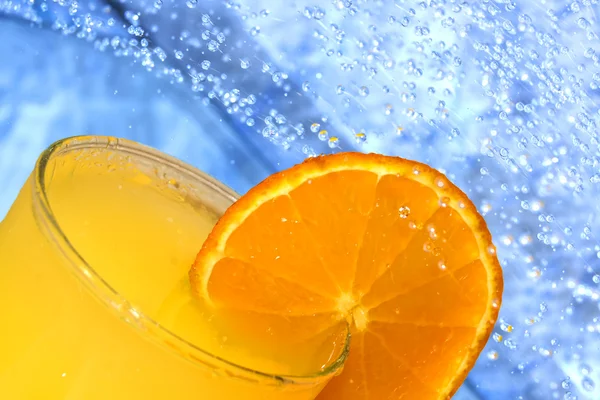 Cam portakal dilimleri ile portakal suyu — Stok fotoğraf