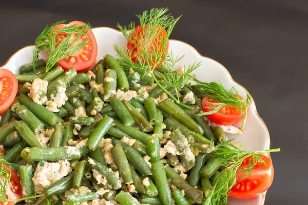 yumurta ve domates ile yeşil fasulye salatası.