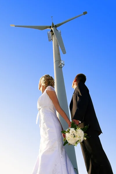 快乐婚礼夫妇看起来在未来 免版税图库图片