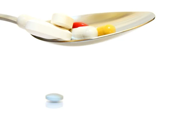 Un montón de pastillas ubicadas en una cuchara —  Fotos de Stock