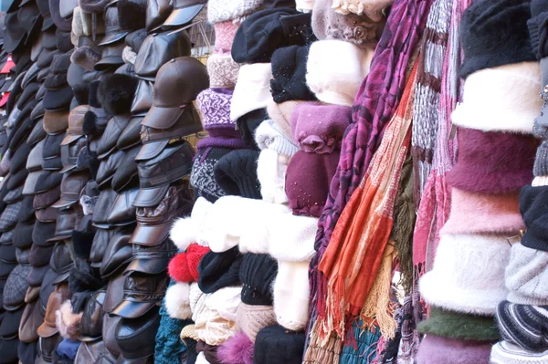 모자와 스카프는 시장에서 스톡 사진