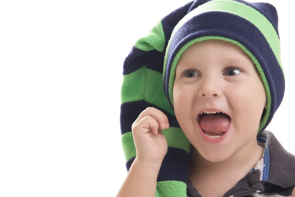 Bambino con un berretto verde sorride su uno sfondo bianco — Foto Stock