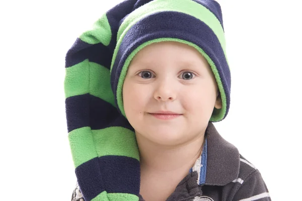 Bambino in berretto verde su sfondo bianco — Foto Stock