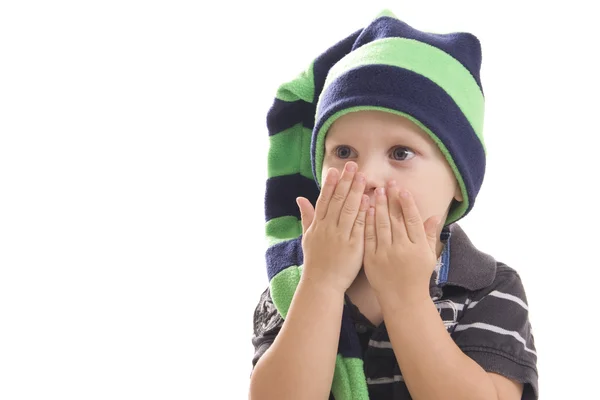 Ребенок в зеленой шапке на белом фоне — стоковое фото