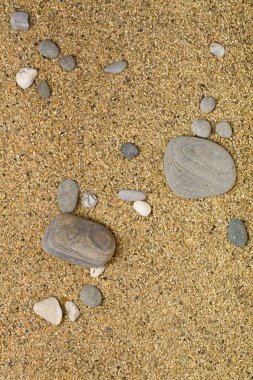 kayaların ve taşların üzerinde kum