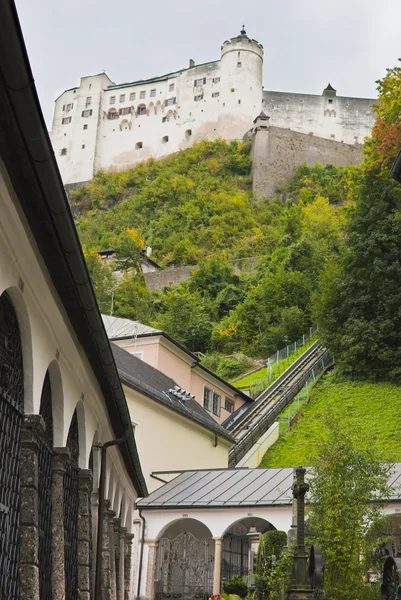 ホーエン ザルツブルク城と墓地、ザルツブルク、オーストリア — ストック写真