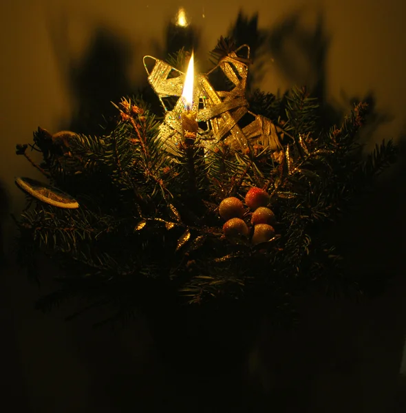 Osvětlený vánoční svíčka — Stock fotografie