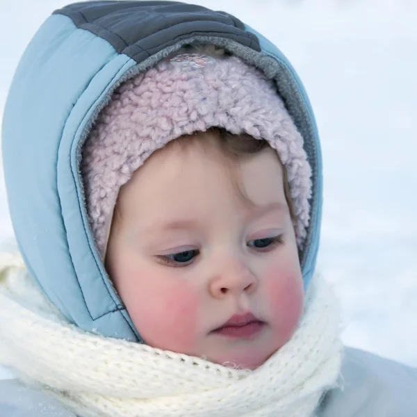 Das Kleine Mädchen Auf Der Straße Winter — Stockfoto