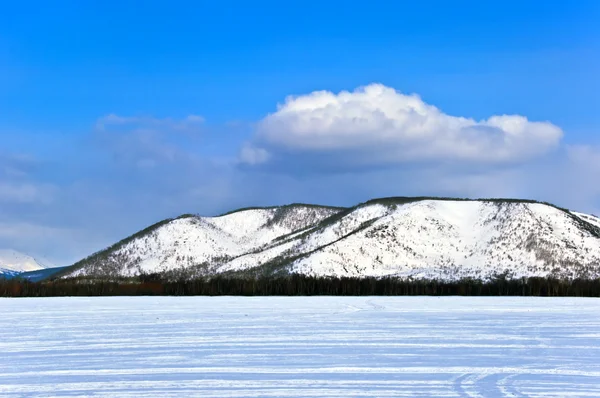Холм в снегу — стоковое фото