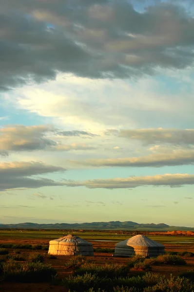 景观的日出时在蒙古草原上的蒙古包 — 图库照片