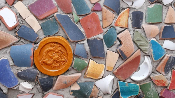 Wall made of pottery pieces — Stock Photo, Image