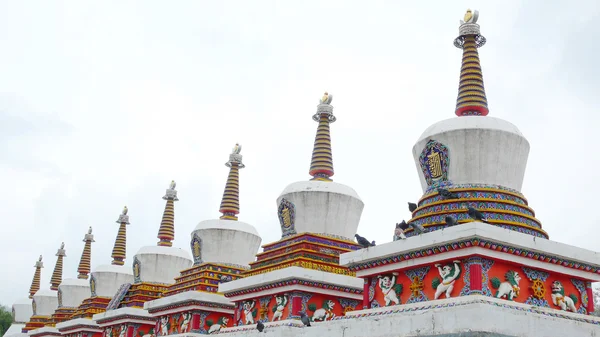 Marcos da stupa tibetana em um lamasery — Fotografia de Stock