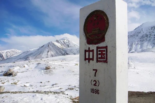 中国边境石头在巴基斯坦和中国之间的雪山 — 图库照片
