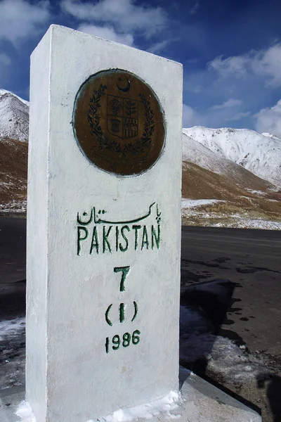 Pakistán Piedra Fronteriza Las Tierras Altas Entre Pakistán China —  Fotos de Stock