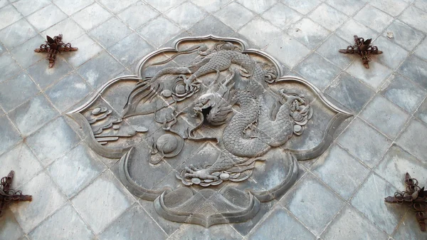 Parede de tijolo antigo com esculturas de dragão — Fotografia de Stock
