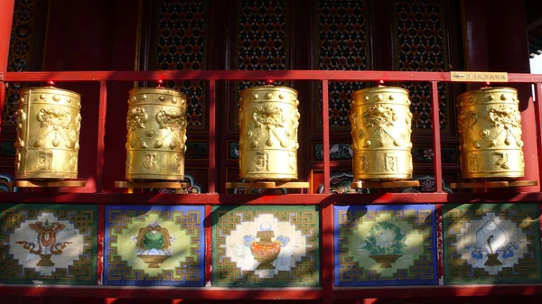 Goldene Gebetsmühlen in Tibet — Stockfoto