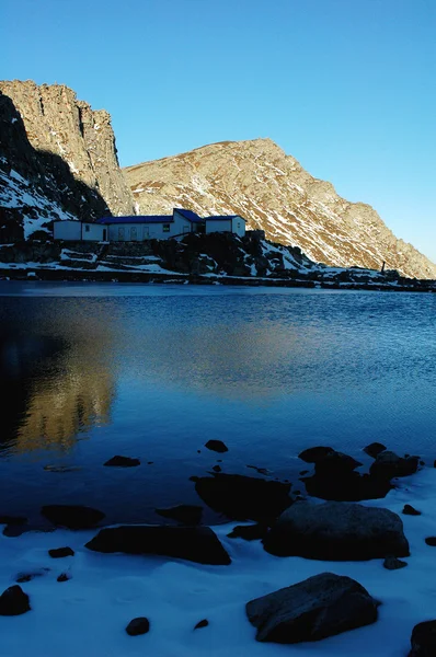 Гори на березі озера взимку — стокове фото