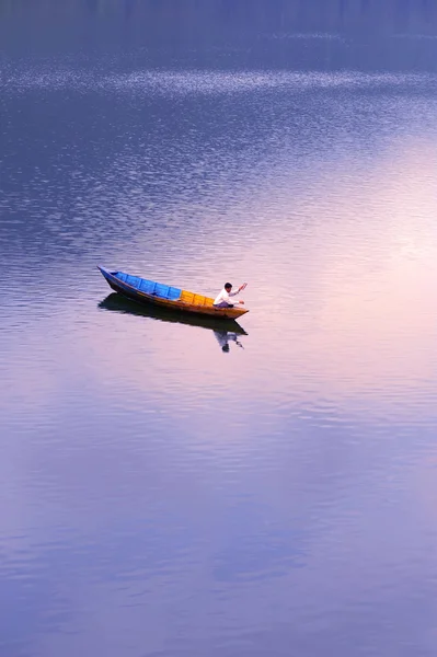 湖与一艘渔船在黄昏的景色 — 图库照片