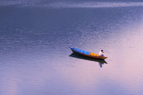 Landschaft Eines Sees Mit Einem Fischerboot Der Dämmerung — Stockfoto