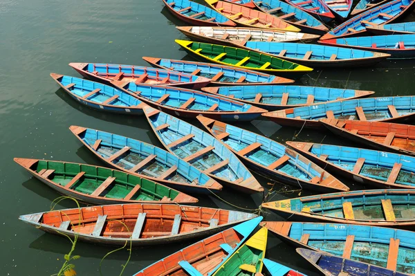 Красочные туристические лодки — стоковое фото