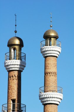 tarihi cami kuleleri ile mavi gökyüzü arka plan olarak yerlerinden