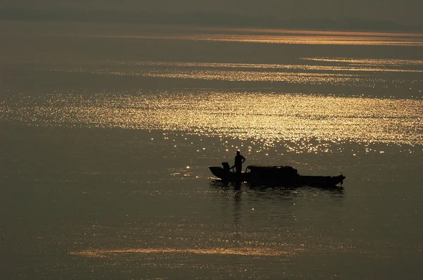 Silhouette Filshing Boat Lake Sunset — Stock Photo, Image