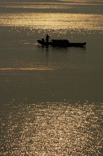Fishing boat in lake — Stock Photo, Image