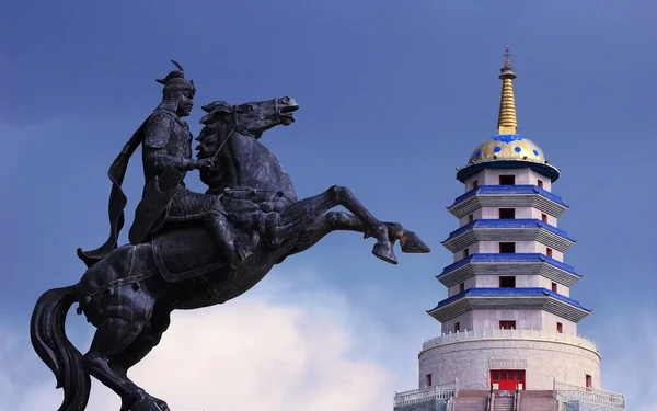 Estatua de sable mongol y una pagoda — Foto de Stock
