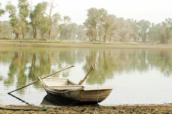 一艘木船在湖的风景 — 图库照片
