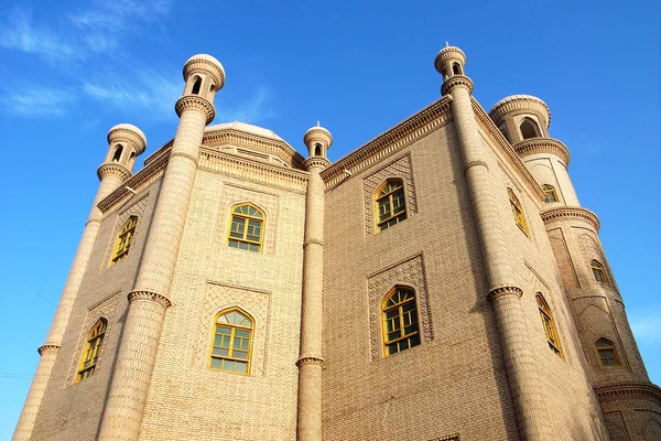 在新疆中国以蓝天为背景的历史清真寺的地标 — 图库照片