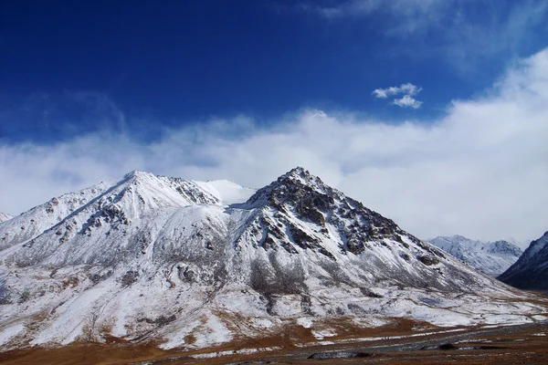 Landscape of snow mountains — Φωτογραφία Αρχείου