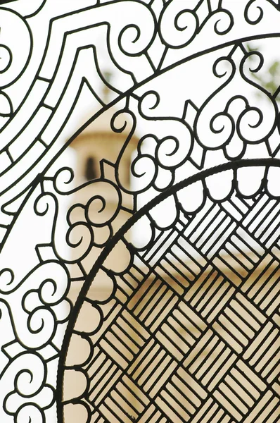 Patterns of an iron window in a mosque — Stock Photo, Image
