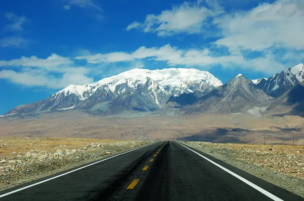 Auto-estrada para montanhas de neve — Fotografia de Stock
